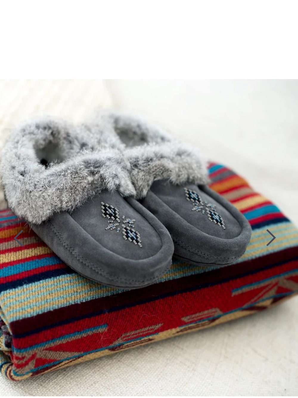Manitoba Mukluks Beaded  Tipi Slippers  Fur collar unisex M8 W 10 suede